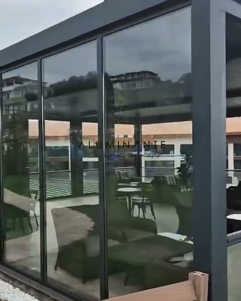 Hotel restaurant terrace: 3 pergolas, guillotine and frameless sliding glass
