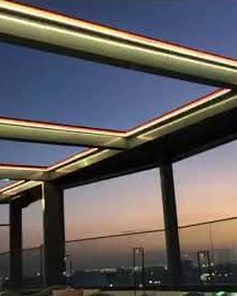 Restaurant terrace: 8 ACURA louvered pergolas, 7&nbsp;×&nbsp;4 m each, with SKYLINE guillotine glass