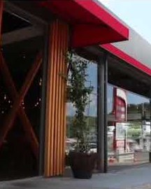Restaurant patio: 8 SKYLINE guillotine glass windows, 3&nbsp;×&nbsp;2.7 m each