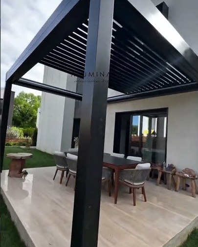 Voice-controlled louvered pergola, 4&nbsp;×&nbsp;5 m