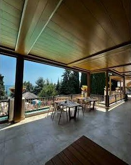 Wood-effect louvered pergola with 9 zip screens, 21&nbsp;×&nbsp;6 m