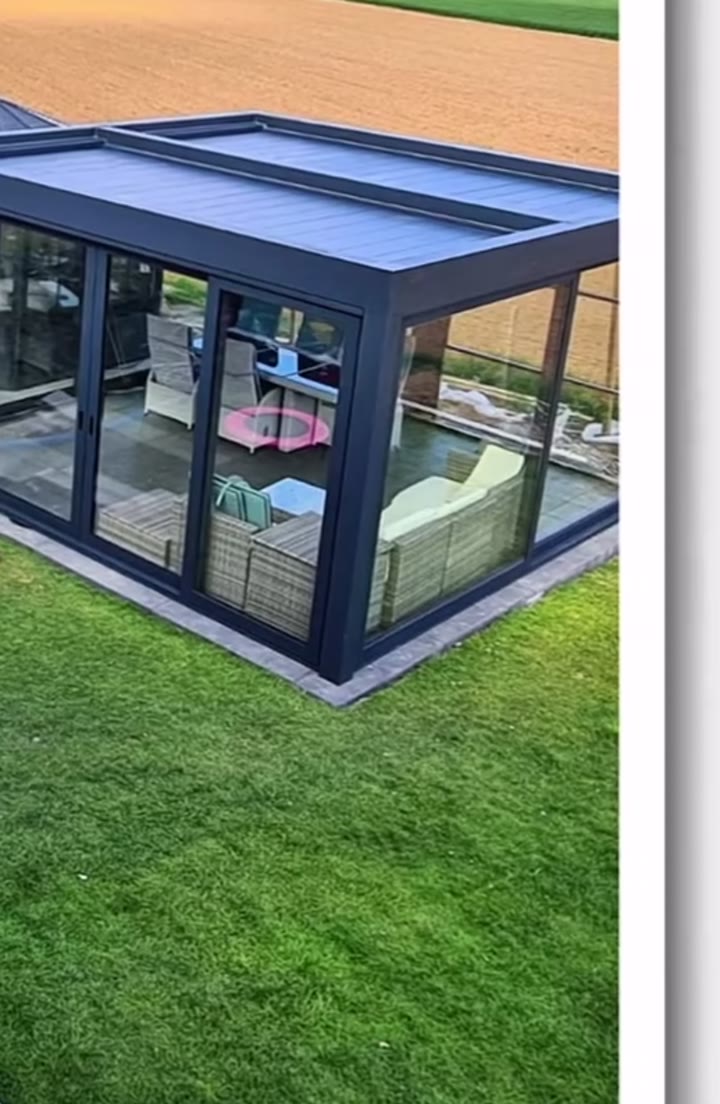 Backyard terrace: 5&nbsp;×&nbsp;5 m ACURA louvered pergola with AGIO lift-and-slide glass doors
