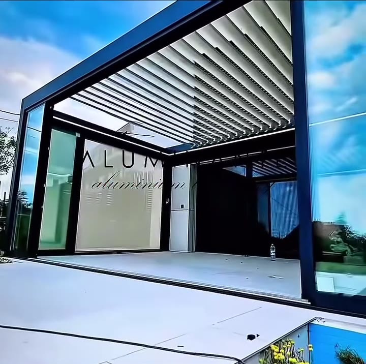 Terrace with ACURA louvered pergola 6&nbsp;×&nbsp;4 m, frameless sliding glass and zip screens