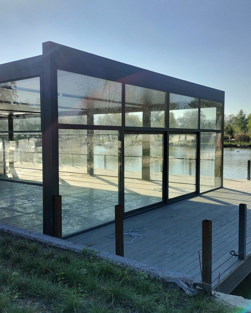 Restaurant terrace: ACURA bioclimatic pergola, 8 modules, 9&nbsp;×&nbsp;4 m, automatic guillotine glass and sunshades