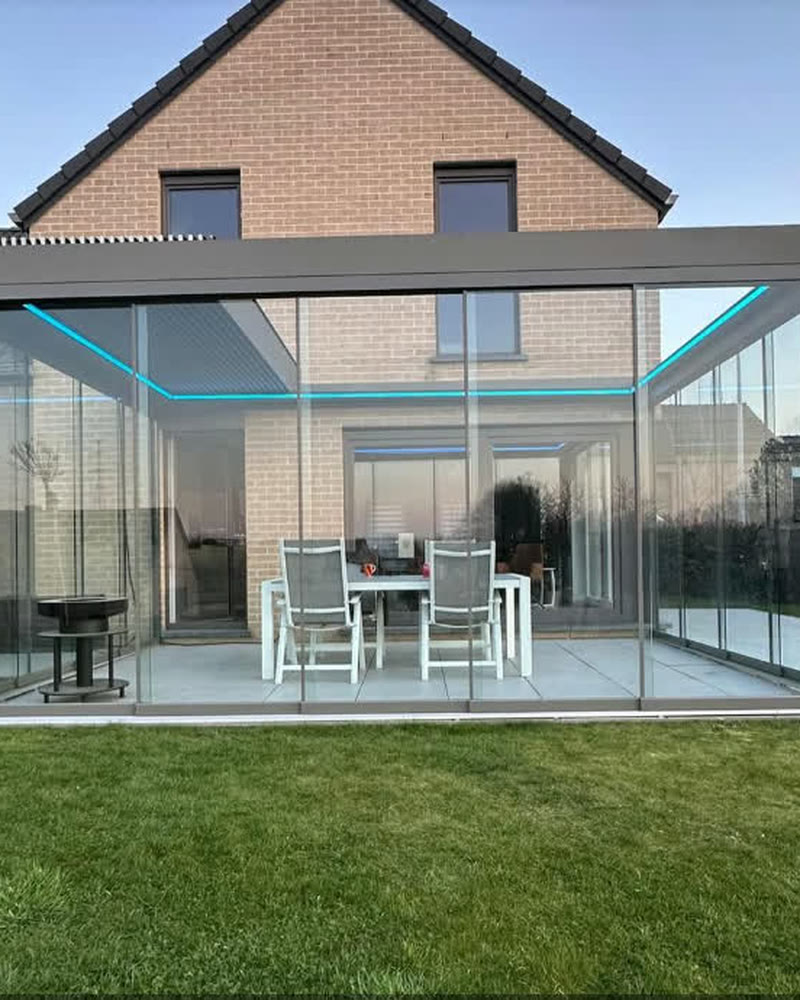 Wall-mounted ACURA Q25 pergola 5&nbsp;×&nbsp;4 m with ORIZZONTE sliding glass
